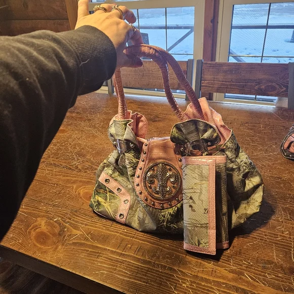Womens camo and pink purse and wallet - Picture 5 of 9